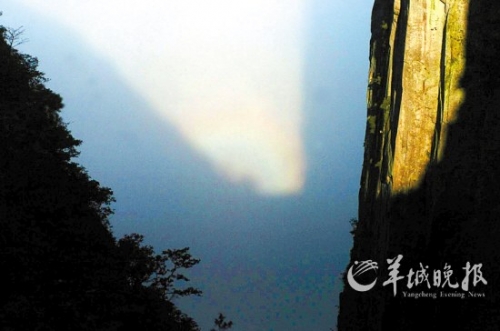 武功山四絕之一的“云海佛光”在大雨過(guò)后出現(xiàn)。