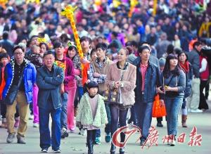 10日天氣很好，廣州各個景點都人頭攢動。圖為長隆景區(qū)的游客?！? width=