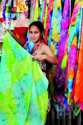 　　Pareo,這一幅幅有著漂亮圖案、色彩繽紛的布,是大溪地人最美的衣