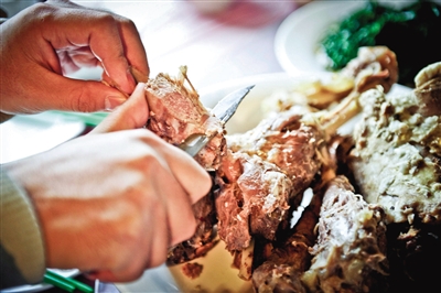 在西北大多數(shù)地區(qū),手抓肉是最普遍最經(jīng)濟(jì)的羊肉吃法。