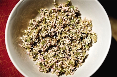 作為香料的扎蒙是一種陜北常見的細(xì)碎野花。