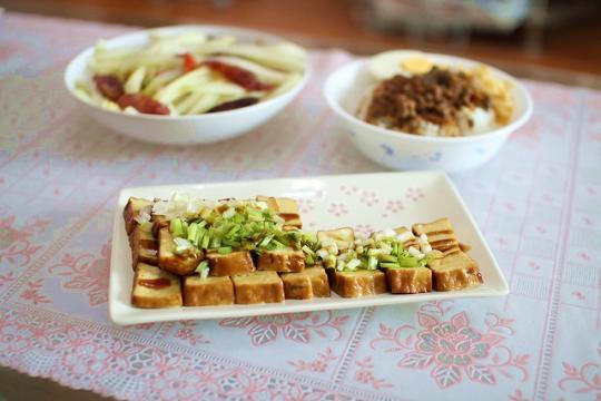 　　對于一碗鹵肉飯來說,完全不需要濃墨重彩的配其他煎炸食物,只需要搭上清爽的豆干、爽口的蘿卜即可。