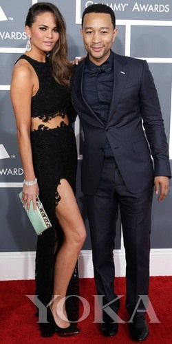 約翰·傳奇和女友Chrissy Teigen，Chrissy身穿Joy Cioci