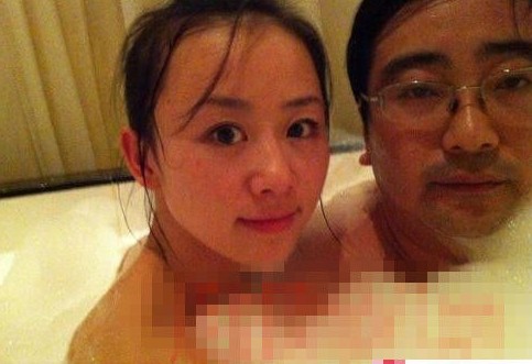 女主播紀(jì)某與國家檔案局官員范某。