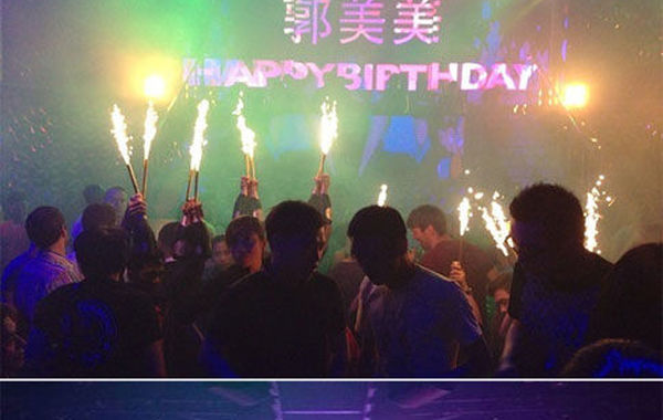 2013年6月16日下午，郭美美在網(wǎng)上曬出一組慶生照。通過(guò)照片可以看出，酒吧的巨大舞池中燃放焰火