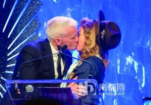 16日，麥當(dāng)娜在紐約舉行的第24屆同志媒體獎(jiǎng)?lì)C獎(jiǎng)禮上，頒獎(jiǎng)給美國(guó)CNN主播安德森-庫珀，獲對(duì)方獻(xiàn)吻
