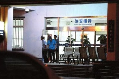 釋小龍走出派出所。