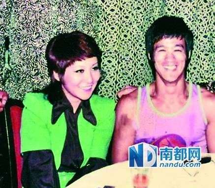 從當(dāng)時(shí)拍到的很多李小龍和丁佩一起的照片中可以看到，她和李小龍的發(fā)型是一樣的。