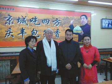 吳頌今（左二）、王樹(shù)才（左三）、談芳兵（右一）與店長(zhǎng)合影。