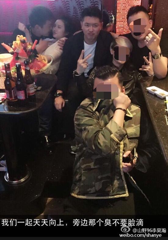 田源朋友辟謠稱左側(cè)抱著女子親吻的是田源的發(fā)小，女子的男友。