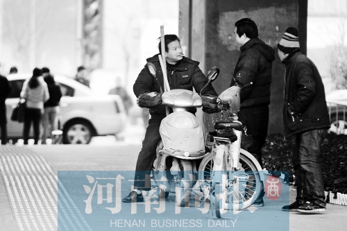 想讓農(nóng)民工安定下來，城市要給他們相應(yīng)的福利待遇，還有家的感覺