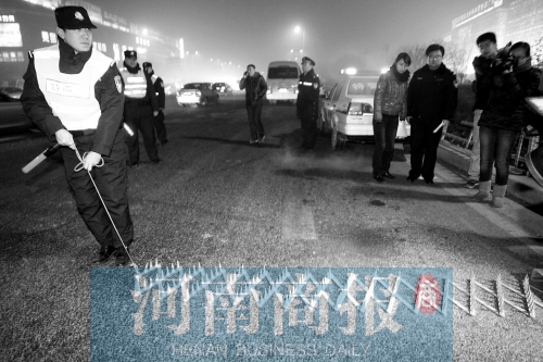 特警隊(duì)員在清查中使用阻車(chē)釘，應(yīng)對(duì)惡意闖崗或攔截駕車(chē)逃竄行為 河南商報(bào)記者 王春勝/攝