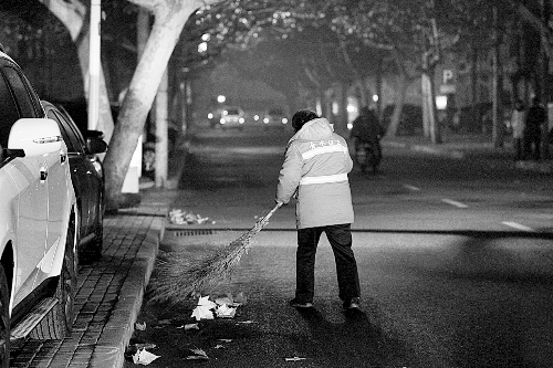 清晨六點，鄭州市經(jīng)七路，一名環(huán)衛(wèi)工開始了一天的工作。