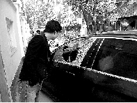 有個人晃了一圈后，寶馬、現(xiàn)代、越野的車窗都“長”出大窟窿