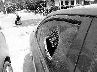 有個人晃了一圈后，寶馬、現(xiàn)代、越野的車窗都“長”出大窟窿