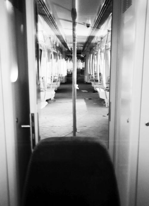 透過擋風(fēng)玻璃，依稀能看到車廂內(nèi)的樣子