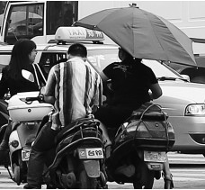 昨日，鄭州市鄭州花園路與農(nóng)業(yè)路交叉口，電動(dòng)車(chē)裝傘埋下安全隱患