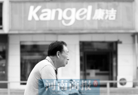 　這一切，將會(huì)給康潔公司、加盟商，乃至鄭州洗衣行業(yè)，帶來什么？ 記者 趙卓/攝