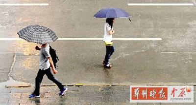 昨天傍晚，市民在雨中行走。