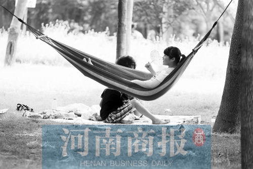 天又熱了起來，外出游玩，記得防曬哦 記者 趙卓/攝　