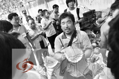 為了表示感謝，陳小立切西瓜分給大家吃。