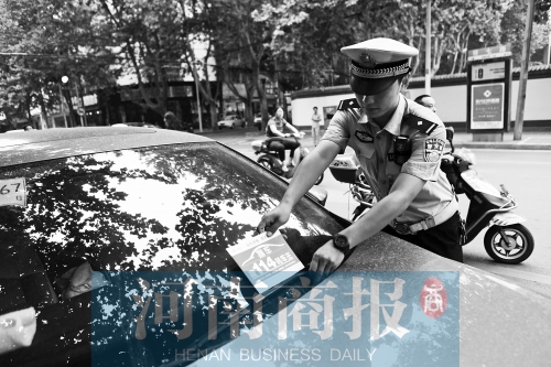有了這張挪車卡，不會泄露隱私，別人又能方便地聯(lián)系上自己記者 邱曉峰/攝