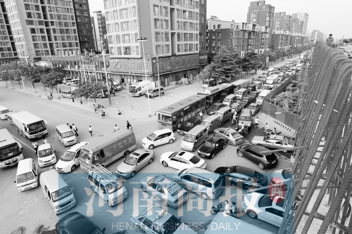 路口四個方向直行、左轉(zhuǎn)交織，車輛相互抵頭，無法正常通行