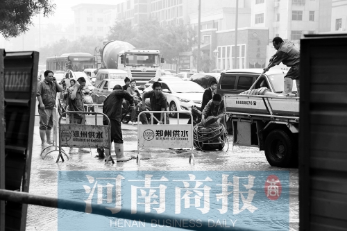 工作人員正在搶修，預(yù)計(jì)今晚能恢復(fù)供水