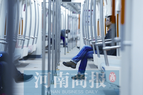 倆小時不出地鐵站，要按全程收費 王春勝/攝