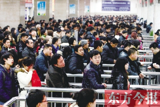 鄭州火車站迎來(lái)節(jié)后最后一波客流高峰。昨日，售票廳內(nèi)人頭攢動(dòng)