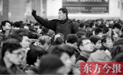一場雨夾雪讓鄭州火車站的客流又增加了不少。昨天，售票大廳內(nèi)排隊購票的旅客摩肩接踵