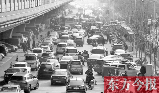 鄭大一附院北門的馬路被非機(jī)動(dòng)車占去一條車道，這里也極易造成交通擁堵
