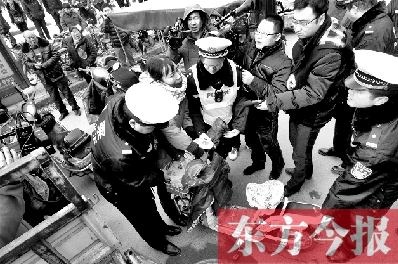 面對(duì)要暫扣的非機(jī)動(dòng)車，看車人急了
