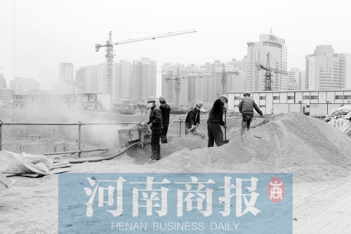 緯二路與東明路交叉口附近，一處工地上塵土飛揚(yáng) 記者 鄧萬(wàn)里/攝