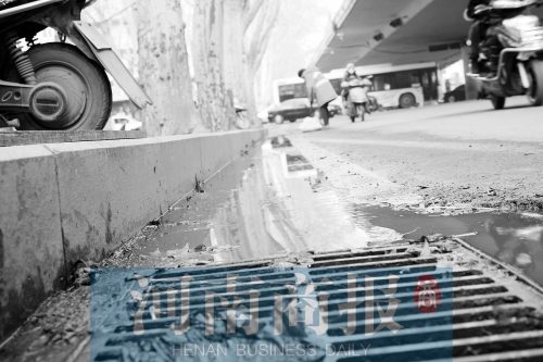 現(xiàn)場，污水流到了機(jī)動(dòng)車道上