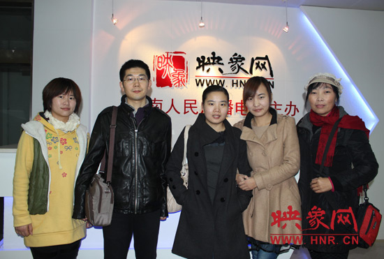 網(wǎng)友出發(fā)前和東方今報記者劉長征、河南電臺新聞廣播記者王巴燕（左二、左三）合影