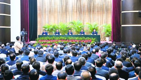 昨日，全市領(lǐng)導(dǎo)干部大會(huì)在渝州賓館舉行。 重慶日報(bào)圖