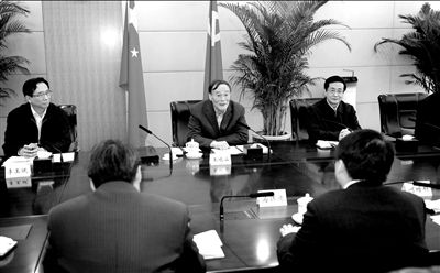11月30日，中共中央政治局常委、中央紀委書記王岐山在北京主持召開座談會，聽取專家學(xué)者對黨風(fēng)廉政建設(shè)和反腐敗工作的意見和建議。新華社發(fā)