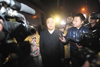 1月15日，重慶，庭審結(jié)束，張貴英的辯護律師接受媒體采訪。