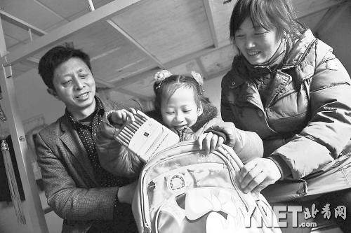這是范勇一家在北京過得第二個(gè)春節(jié)，小女兒給記者展示習(xí)總書記送的書。