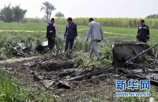 2月26日，在埃及旅游城市盧克索附近，警察和救援人員在發(fā)生熱氣球爆炸事故的現(xiàn)場(chǎng)查看熱氣球殘骸。