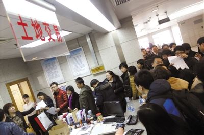 2月28日，北京市土地交易市場，各房地產(chǎn)企業(yè)代表準(zhǔn)備競拍房山、大興、朝陽的13塊土地。