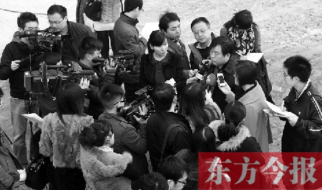 經(jīng)適房“下課”，公租房的申請(qǐng)、租金等備受關(guān)注，圖為鄭州市房管局規(guī)劃和住房保障處處長(zhǎng)馮榮智被媒體記者“