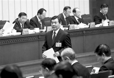 昨日，《消費(fèi)者權(quán)益保護(hù)法》修正案草案首次提交全國(guó)人大常委會(huì)審議，全國(guó)人大常委會(huì)法制工作委員會(huì)主任李適時(shí)作關(guān)于消費(fèi)者權(quán)益保護(hù)法修正案草案的說(shuō)明。