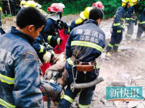 ■江蘇消防人員在現(xiàn)場搶救受傷者。CFP供圖