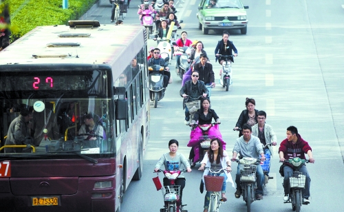 “電動車管理辦法”出臺后，市民騎電動車或許不會那么“隨意”（資料圖）　記者 趙卓/攝