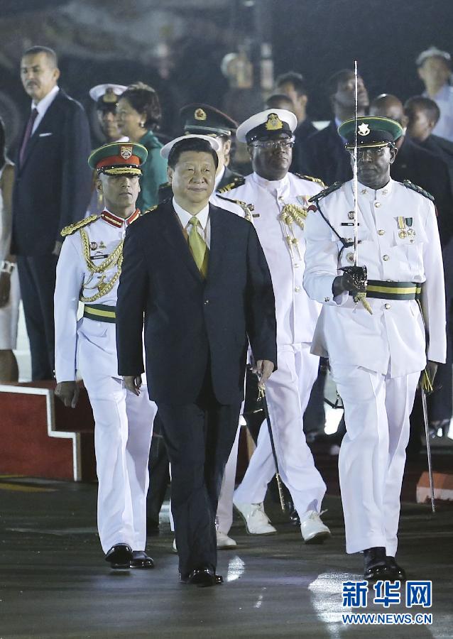 這是習(xí)近平主席檢閱儀仗隊(duì)。姚大偉 攝
