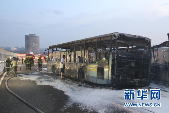 　　這是6月7日拍攝的廈門高架路上的快速公交起火事故現(xiàn)場(chǎng)。新華社發(fā)