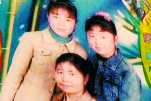 兩個(gè)女兒已長(zhǎng)大成人,妻子也已歸來(lái),這個(gè)分離12年的家庭,離幸福越來(lái)越近(翻拍)。