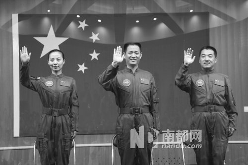神舟十號航天員王亞平(左)、聶海勝(中)、張曉光(右)。 新華社發(fā)